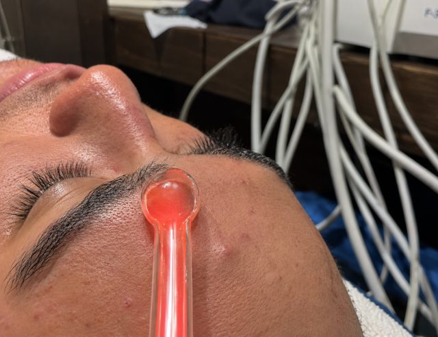 Limpieza facial para ayudar a revitalizar y mejorar la apariencia de la piel.